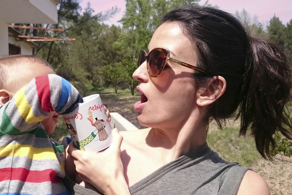 Madre e hijo con la taza Mum.